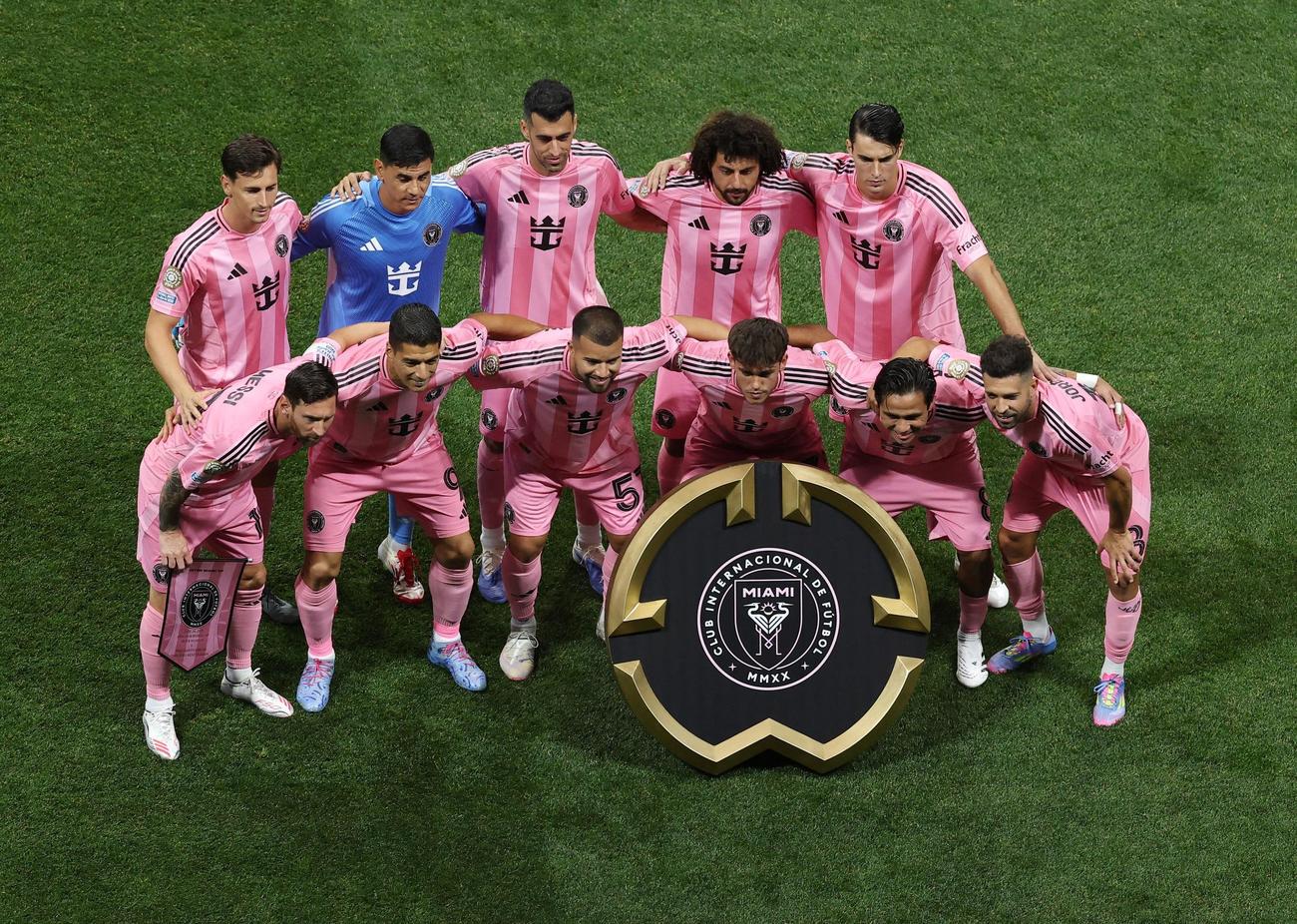 試合前の記念撮影に臨むマイアミの選手たち（ロイター）