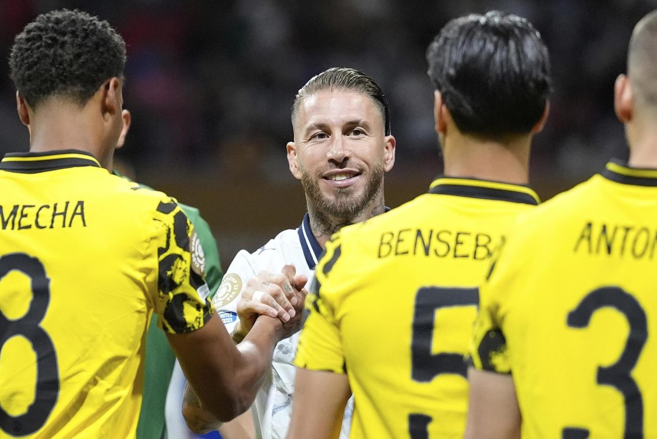 試合前、ドルトムントの選手たちと握手を交わすモンテレイのラモス（AP）