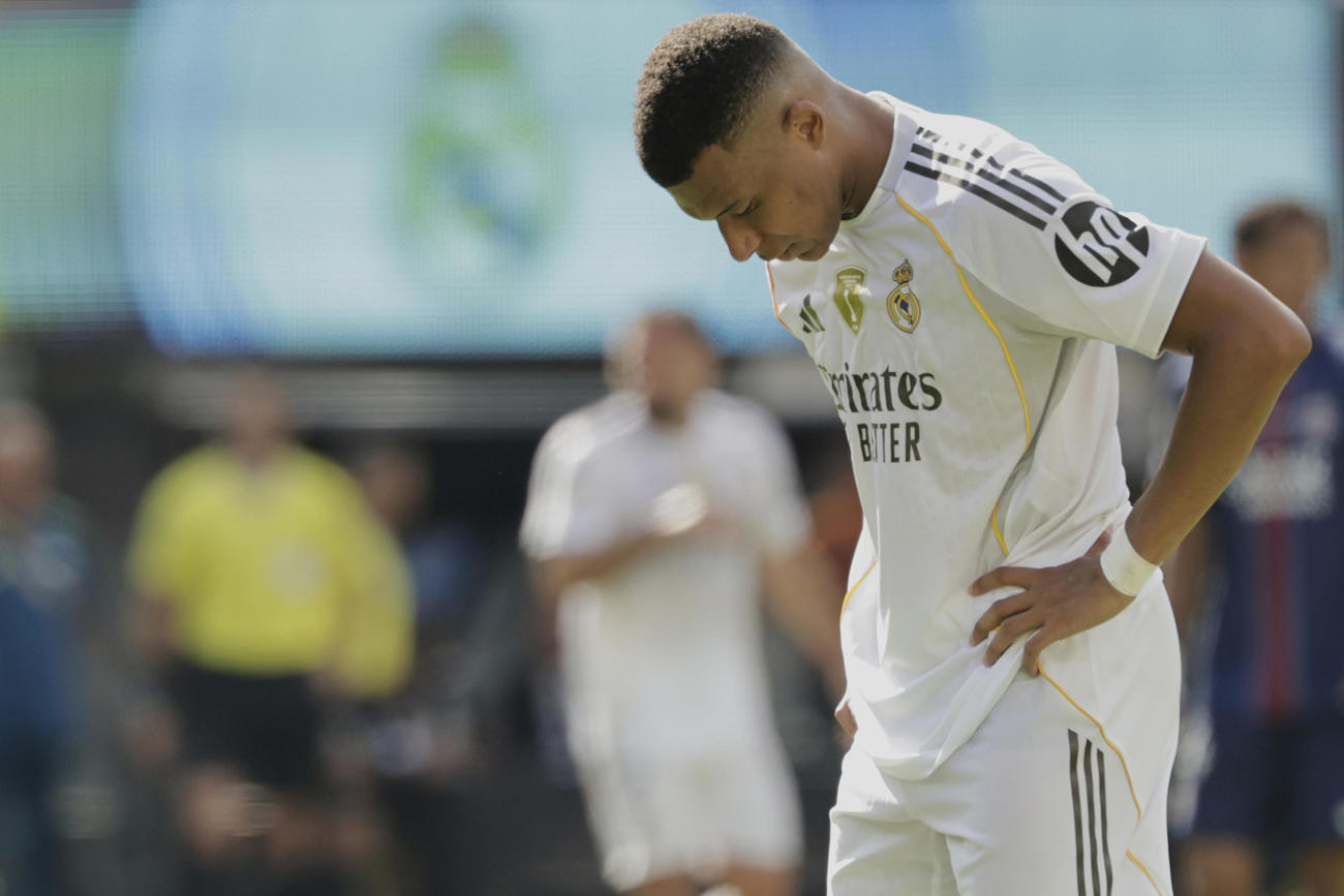 準決勝で敗れ肩を落とすレアル・マドリードのエムバペ（AP)