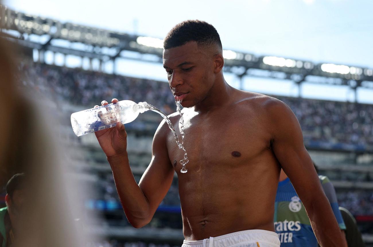 準決勝で敗れたレアル・マドリードのエムバペは上半身にドリンクをかける（ロイター）