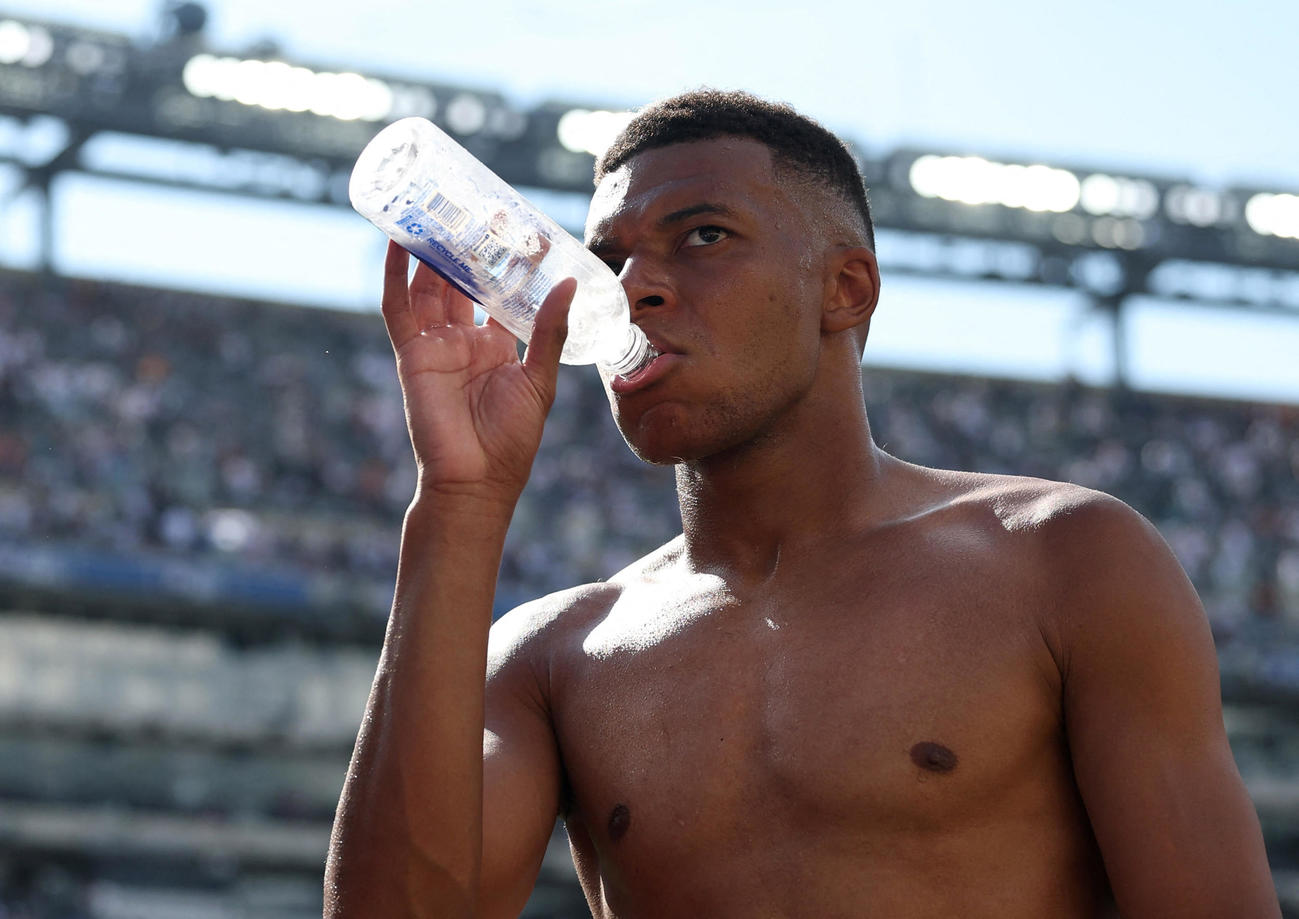 準決勝で敗れたレアル・マドリードのエムバペはドリンクを飲む（ロイター）