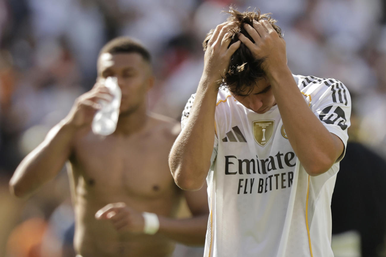 準決勝で敗れ頭を抱えるレアル・マドリードのゴンサロ・ガルシア。左はエムバペ（AP）