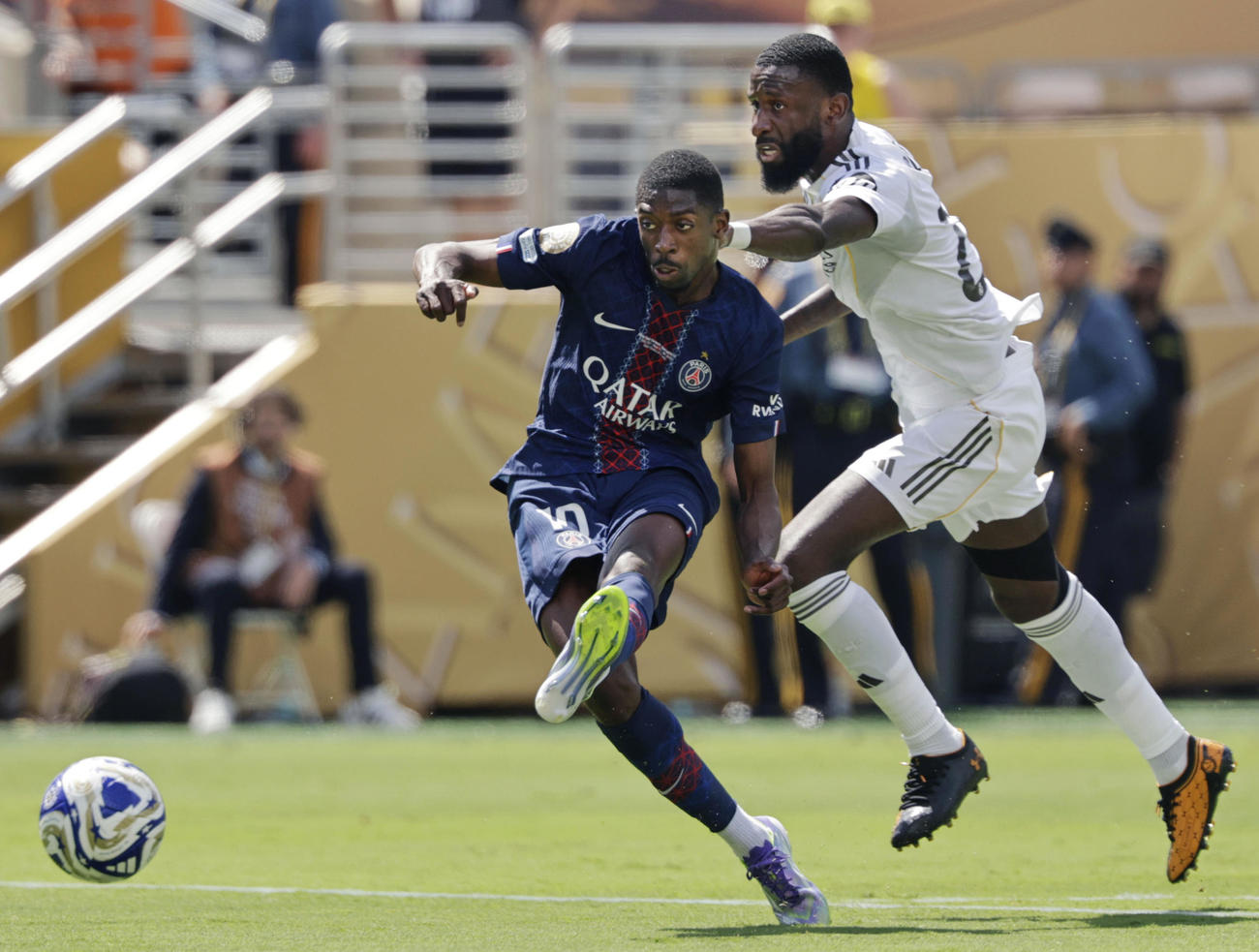 レアル・マドリード戦の前半、チーム2点目のゴールを決めるパリ・サンジェルマンのデンベレ（左）（AP＝共同）