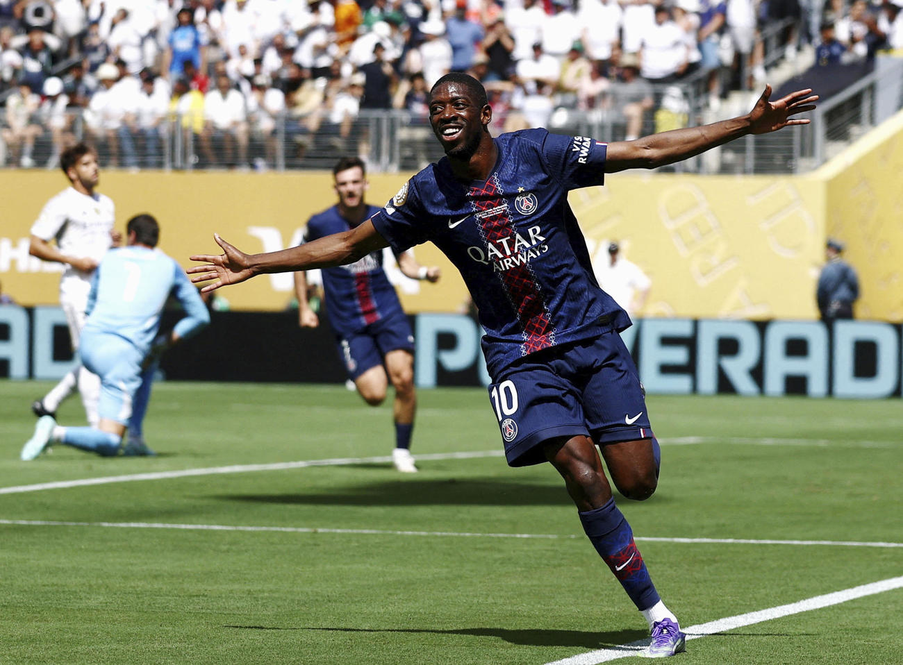 レアル・マドリード戦の前半、チーム2点目のゴールを決め、駆け出すパリ・サンジェルマンのデンベレ（ロイター＝共同）