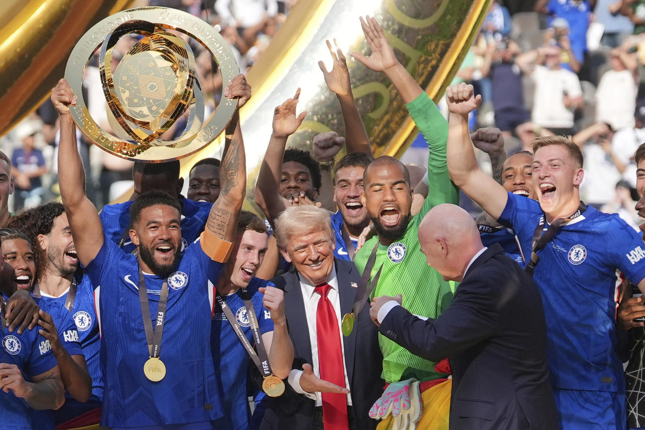 クラブW杯　トランプ米大統領とともに優勝を喜ぶチェルシーの選手たち（AP）