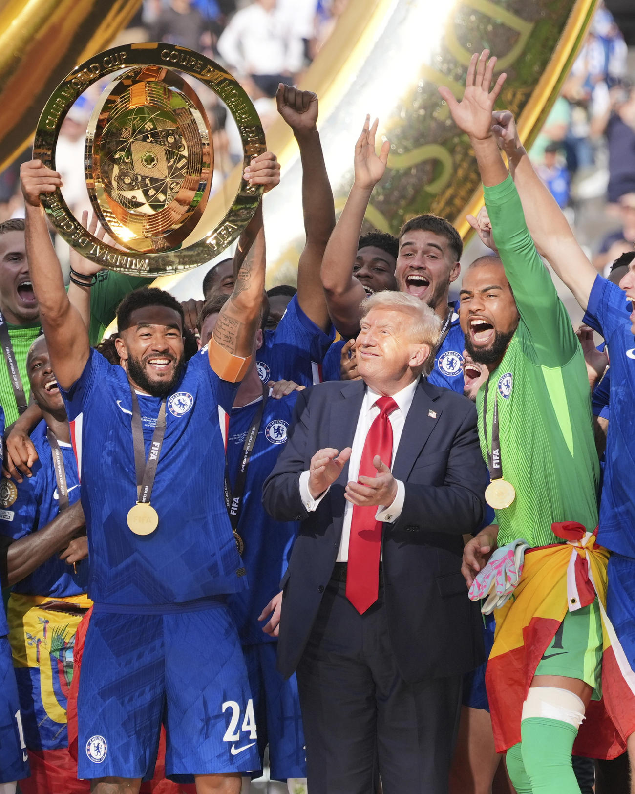 クラブW杯　優勝トロフィーを掲げて喜ぶチェルシーのリース・ジェームズを見つめるトランプ米大統領（AP）
