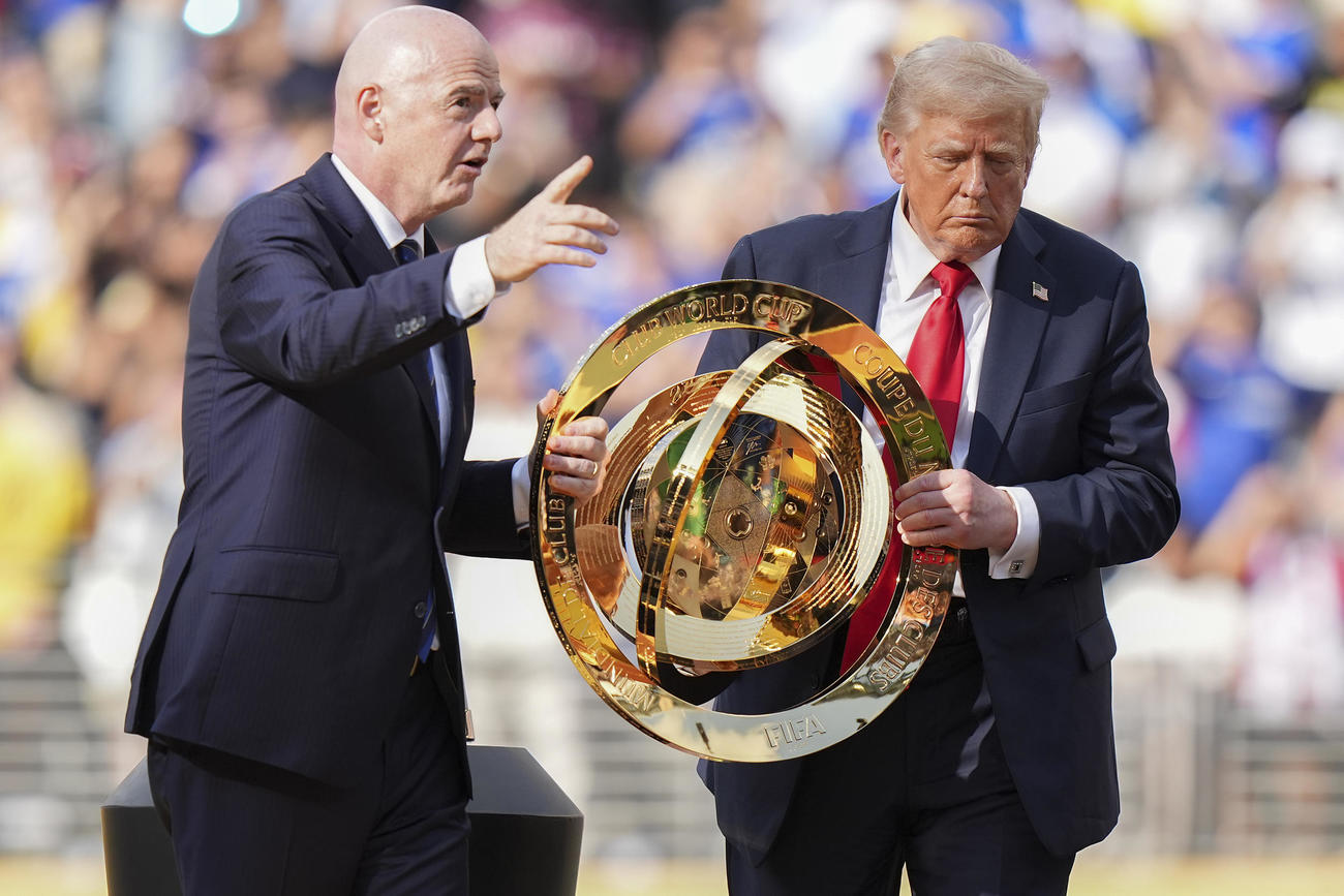 クラブW杯　優勝トロフィーを手に持ち、移動するトランプ米大統領（AP）