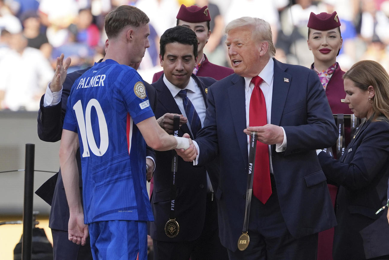クラブW杯　チェルシーのパーマーと握手するトランプ米大統領（AP）