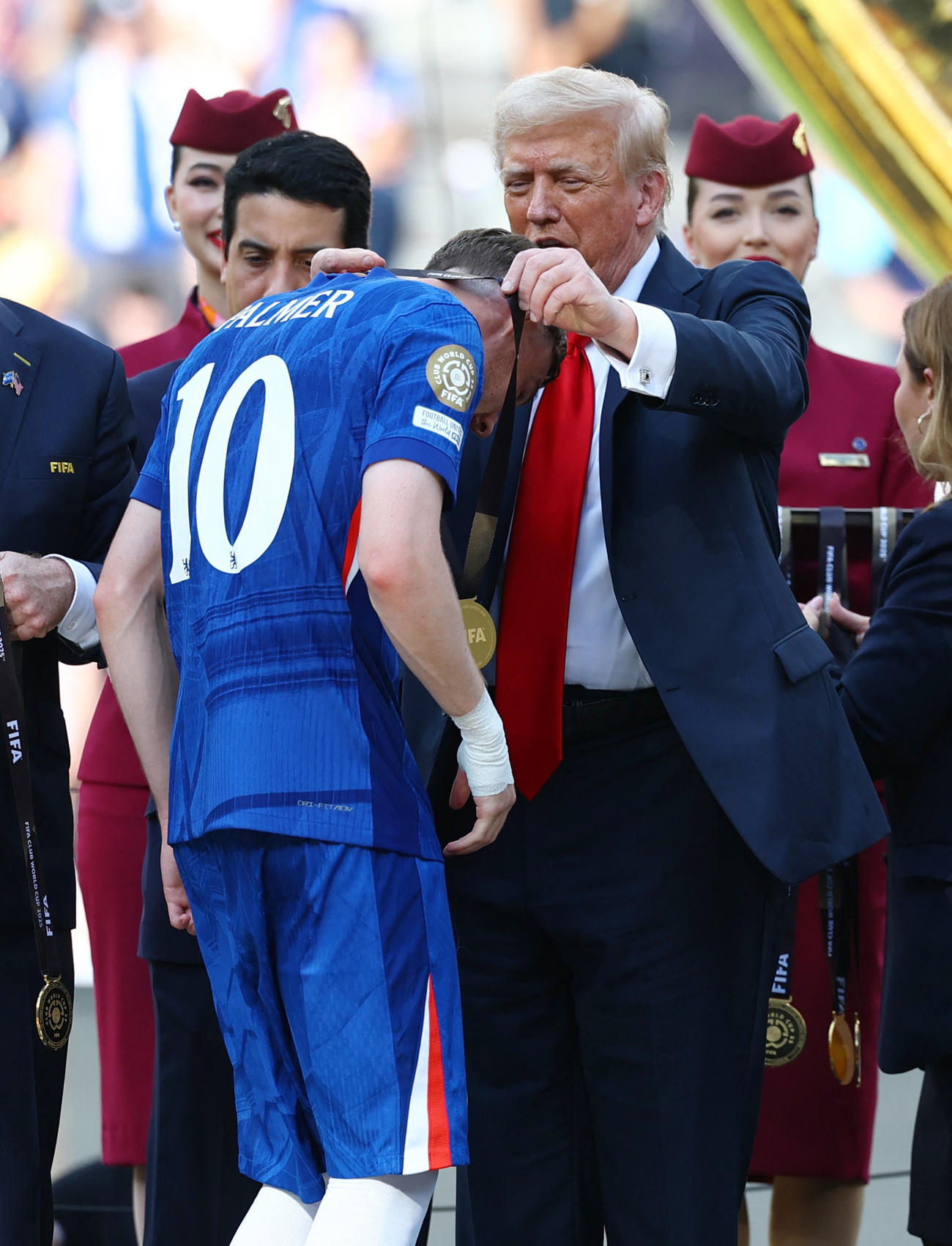 クラブワールドカップ優勝後にチェルシー背番号10のMFコール・パーマーにメダルを授与するドナルド・トランプ米大統領（ロイター）