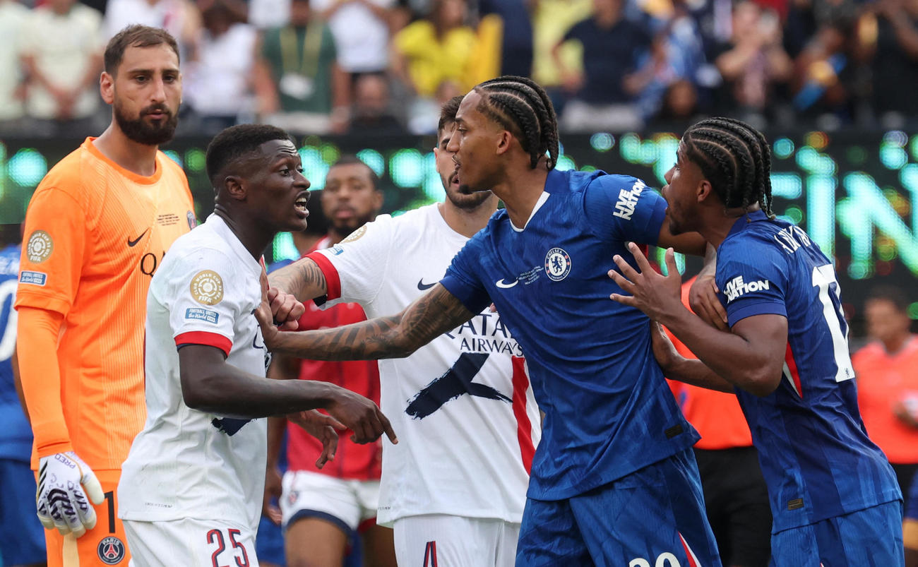 パリ・サンジェルマンのヌーノ・メンデス（左から２人目）とジャンルイジ・ドンナルンマ（左）が、決勝後にチェルシーのジョアン・ペドロ（左から3人目）とアンドレイ・サントス（右）と口論になる（ロイター）