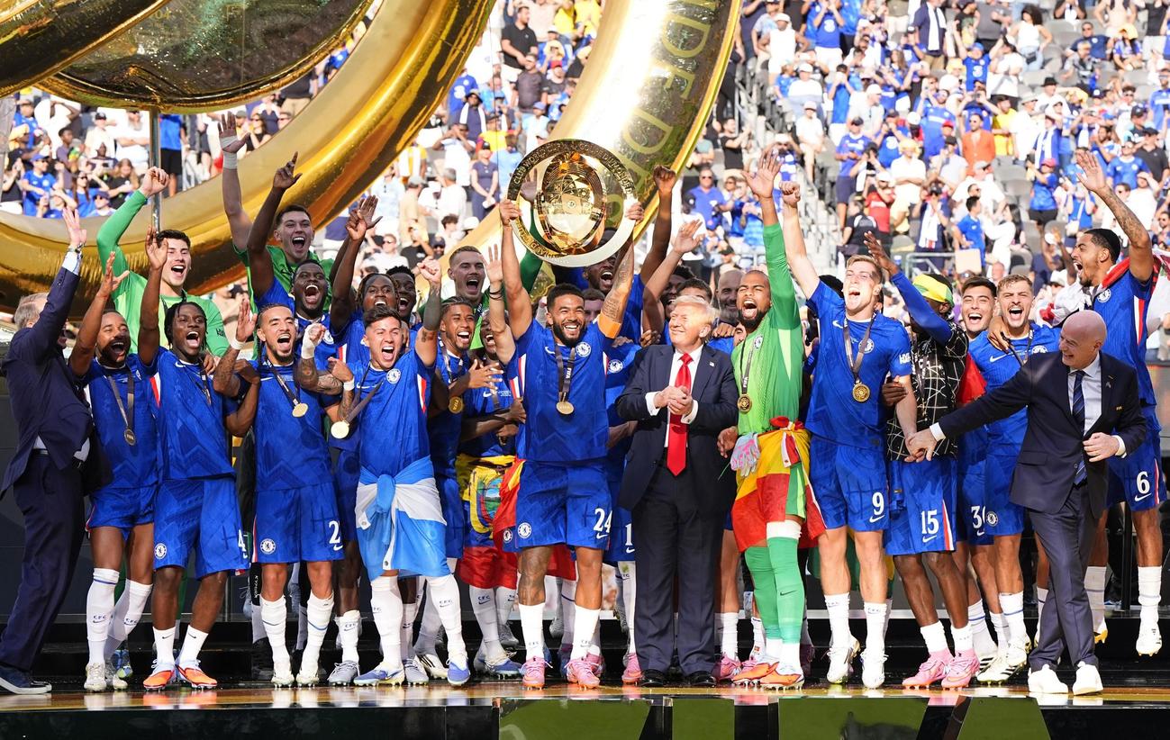 パリ・サンジェルマンを破り優勝を果たし、大喜びのチェルシーの選手たち。中央右はトランプ米大統領（共同）
