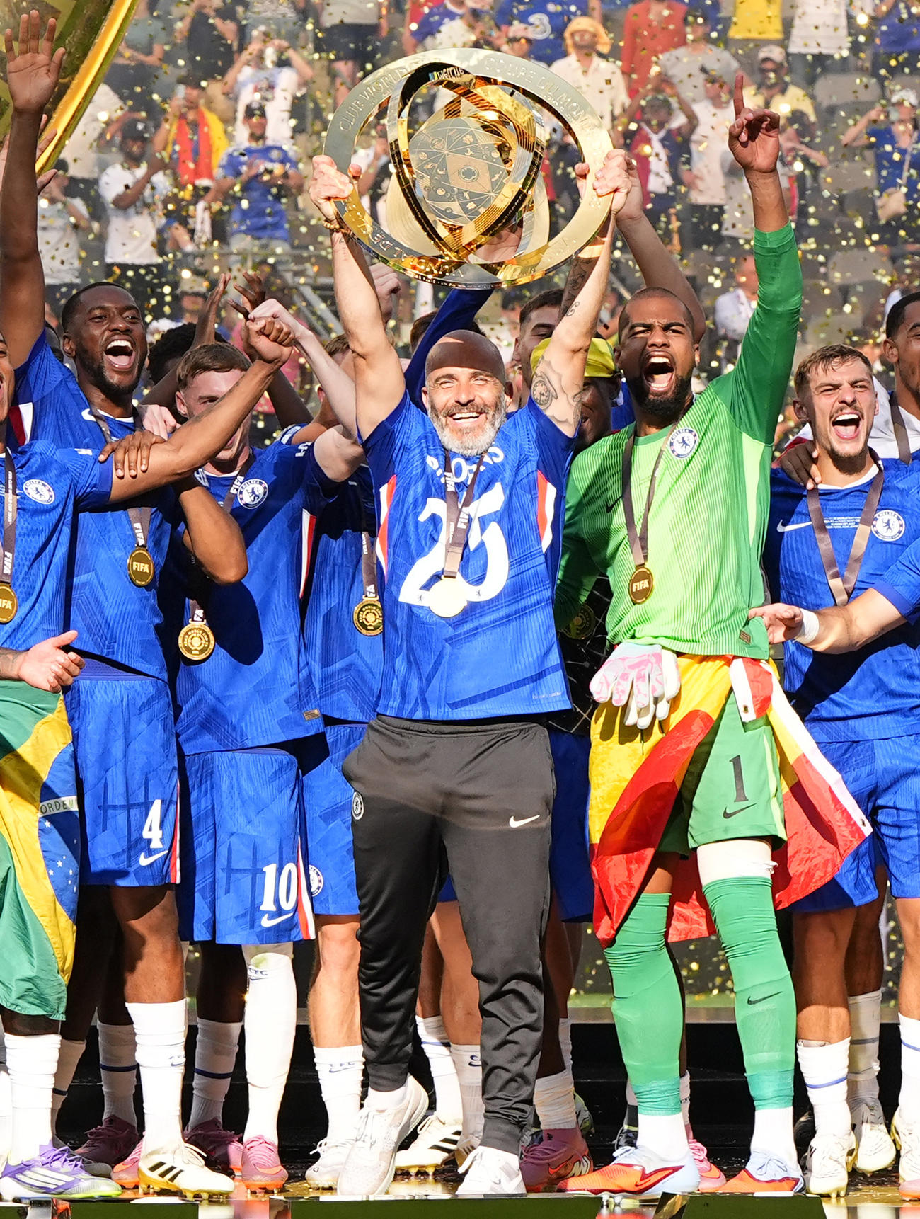 パリ・サンジェルマンを破り優勝を果たし、トロフィーを掲げ喜ぶチェルシーのマレスカ監督（中央）＝イーストラサフォード（共同）