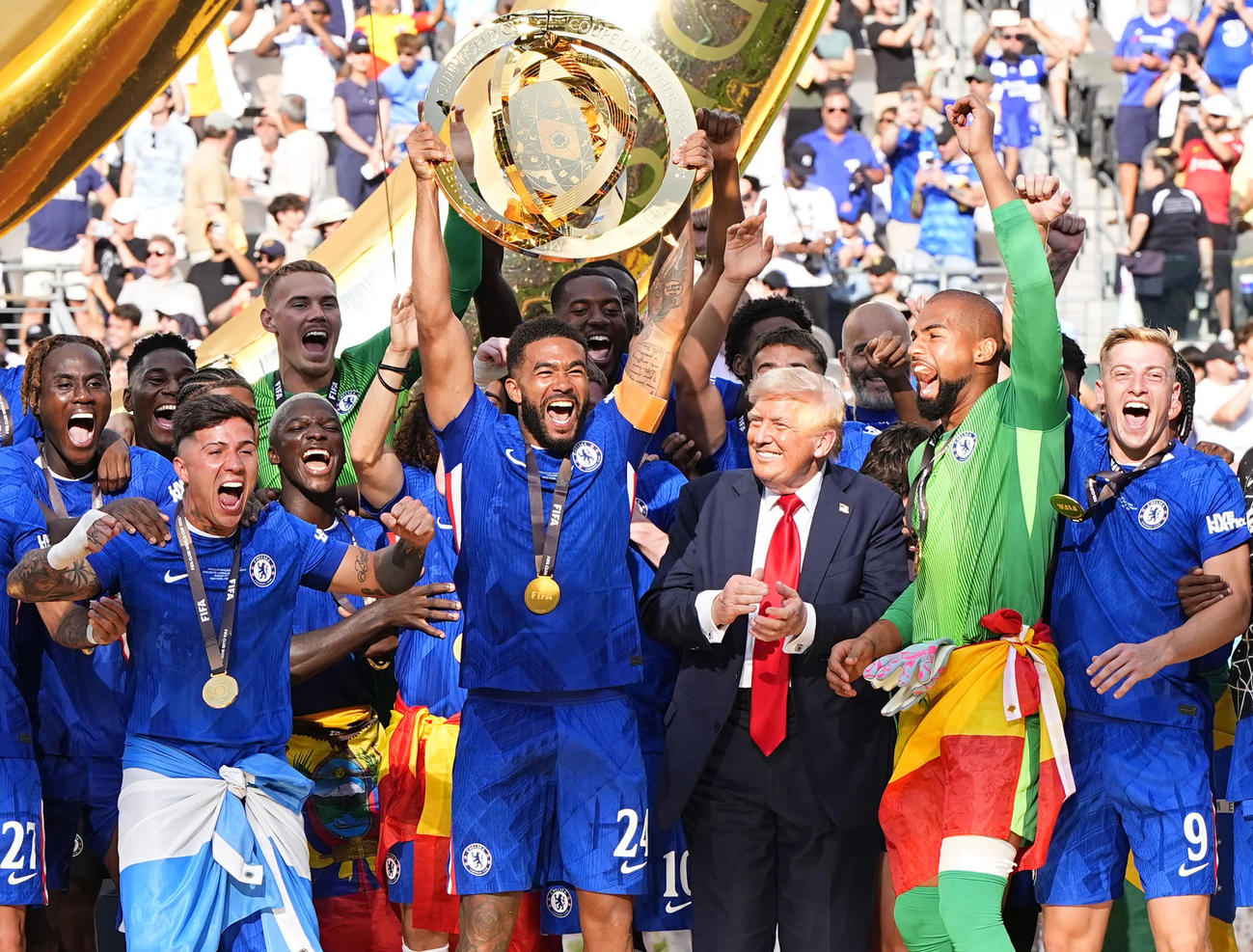 パリ・サンジェルマンを破り優勝を果たし、大喜びのチェルシーの選手たち。右から3人目はトランプ米大統領＝イーストラサフォード（共同）