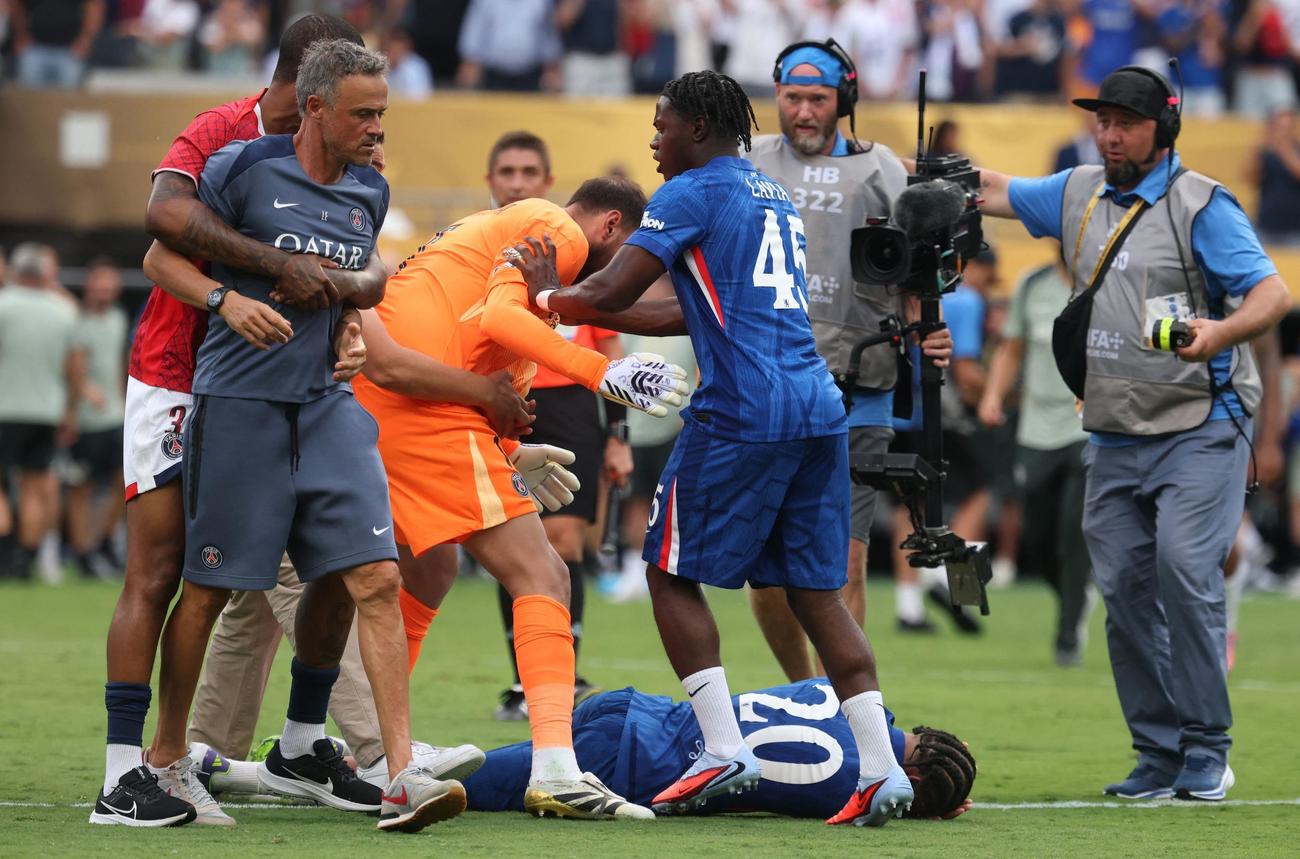 パリSGのルイスエンリケ監督が騒ぎを止めに入ったチェルシーのFWジョアン・ペドロを小突く場面も。ジョアン・ペドロはピッチに倒れ込む（ロイター）