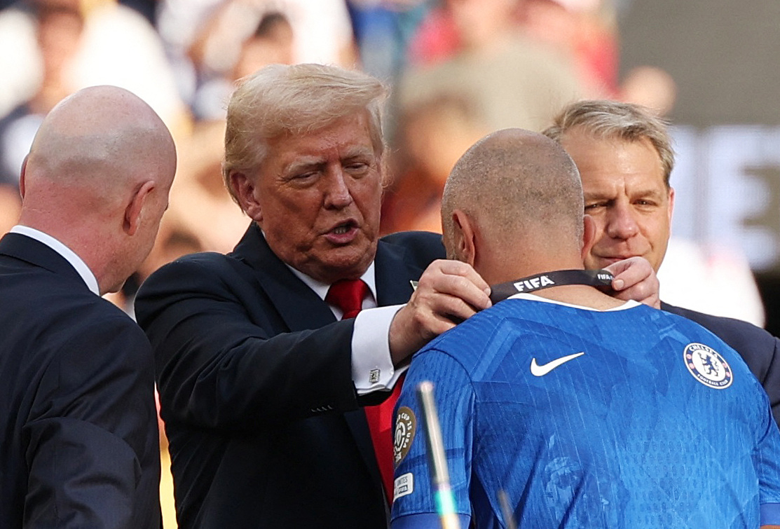 クラブワールドカップ優勝後にチェルシーのエンツォ・マレスカ監督にメダルを授与するドナルド・トランプ米大統領（ロイター）