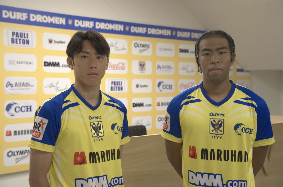 ベルギー1部のシントトロイデンの新シーズン始動会見に出席した新加入MF松沢海斗（左）とDF畑大雅（（C）STVV）