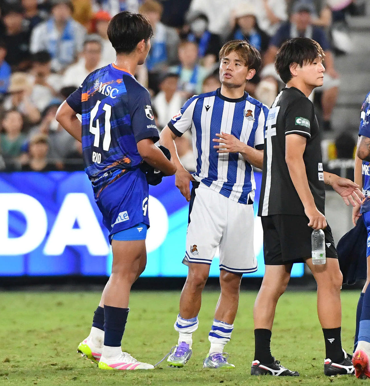 長崎対レアル・ソシエダード　試合後、長崎田所（左）と話すレアル・ソシエダード久保（撮影・岩下翔太）