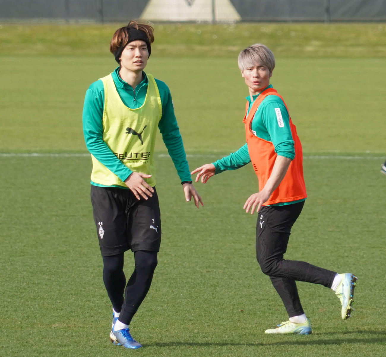 トレーニングに臨んだドイツ1部ボルシアMG所属の日本代表DF板倉滉（左）とFW福田師王（撮影・佐藤成）