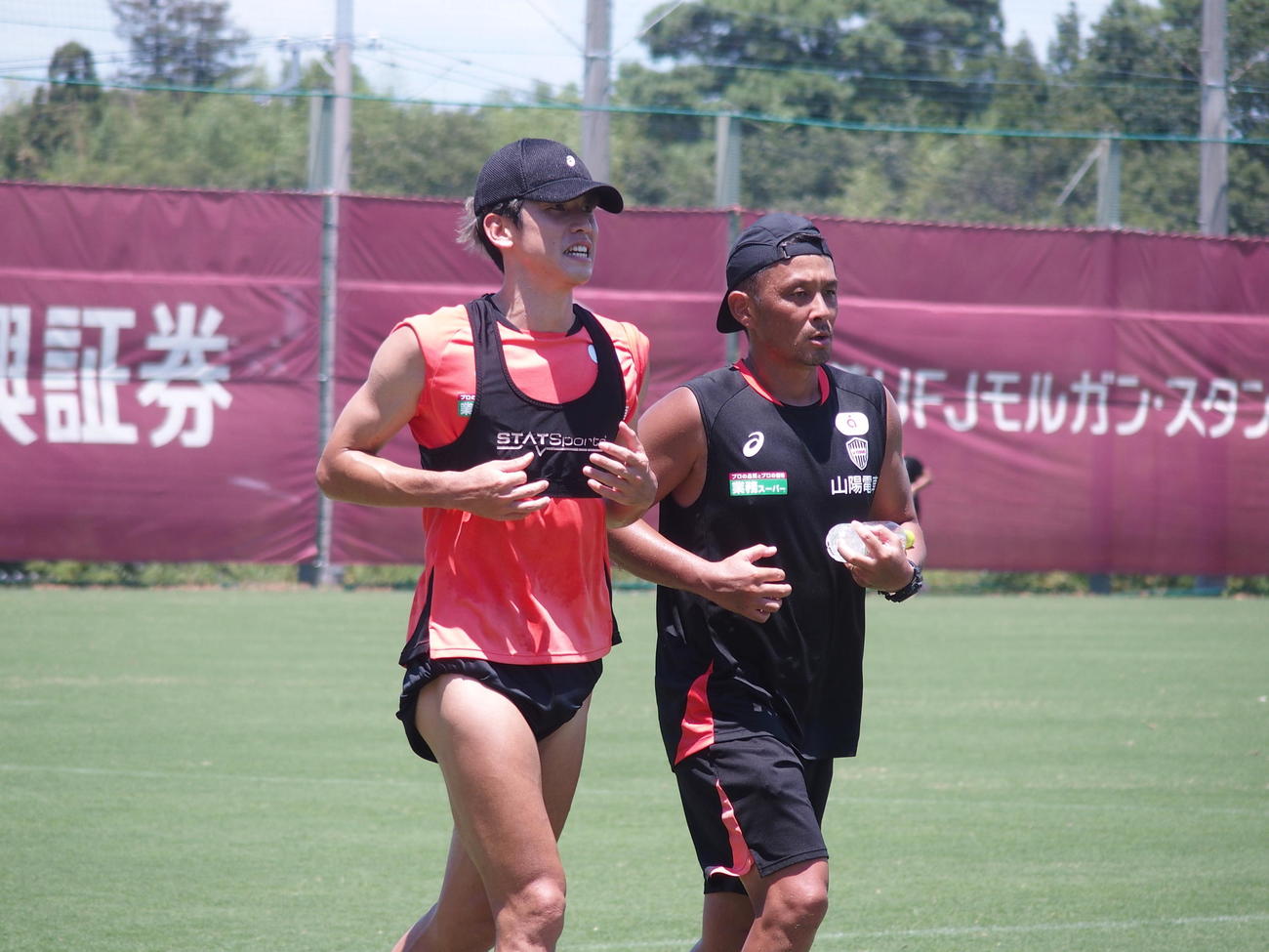ランニングする神戸FW大迫（左）と菅原コーチ（撮影・永田淳）