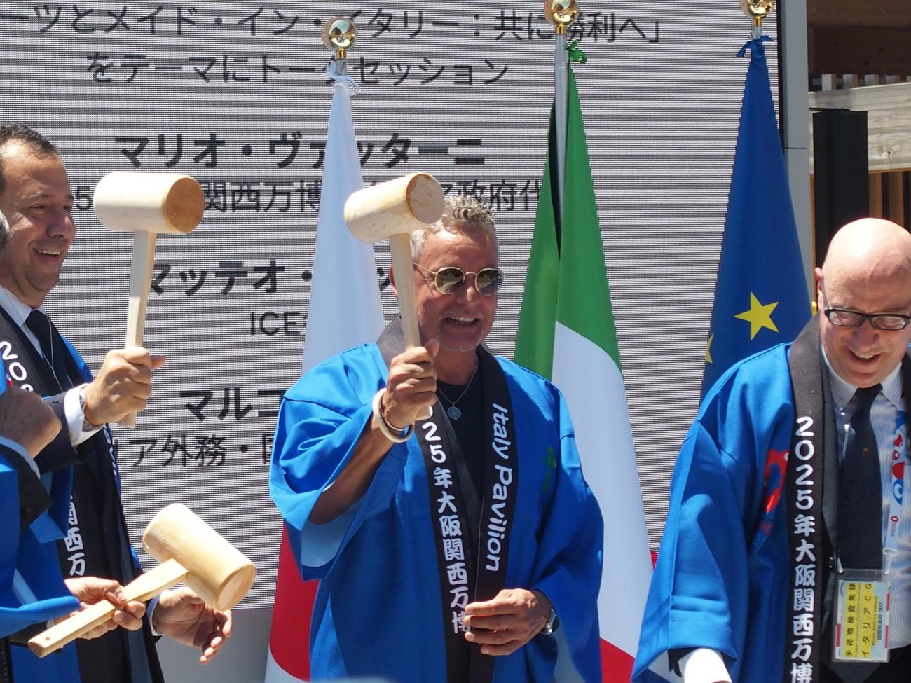 大阪・関西万博のイタリア館で鏡割りに参加する元イタリア代表FWロベルト・バッジョ氏（撮影・永田淳）