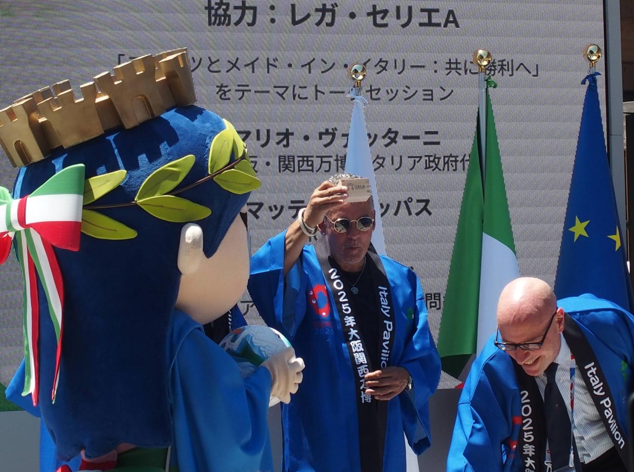 大阪・関西万博のイタリア館で鏡割りに参加する元イタリア代表FWロベルト・バッジョ氏（撮影・永田淳）