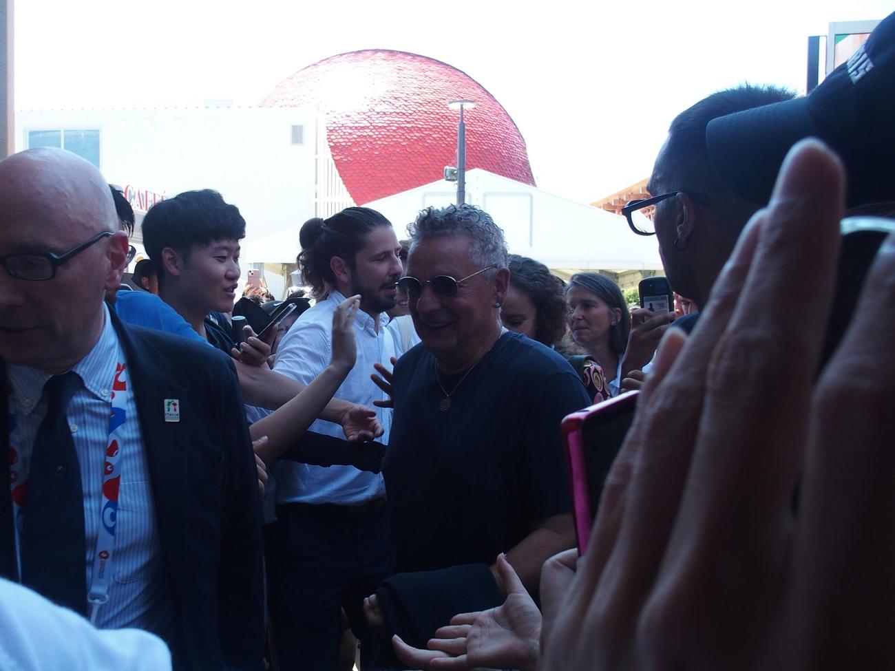 大阪・関西万博のイタリア館でファンに囲まれる元イタリア代表FWロベルト・バッジョ氏（撮影・永田淳）