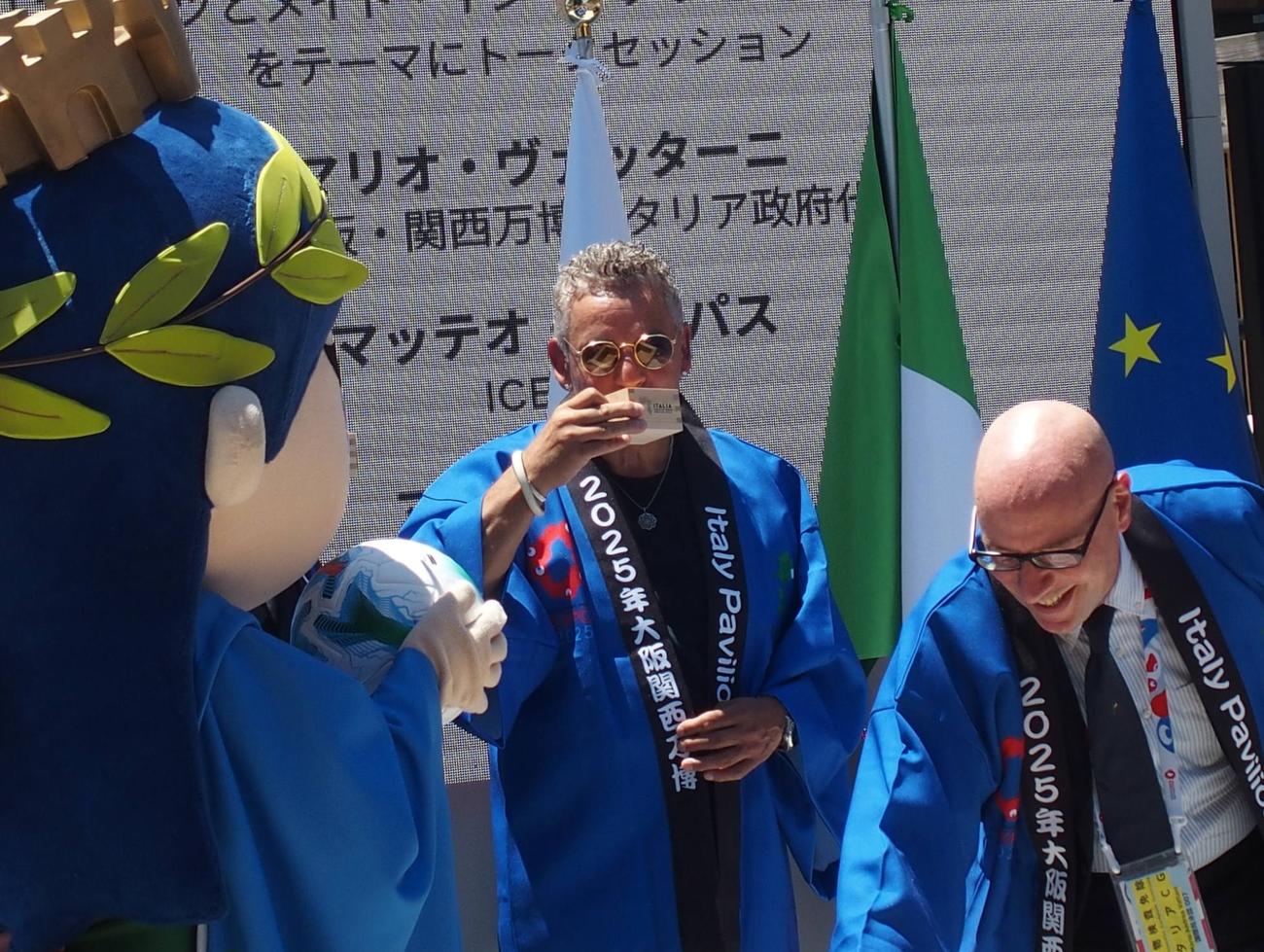 大阪・関西万博のイタリア館で鏡割りに参加する元イタリア代表FWロベルト・バッジョ氏（撮影・永田淳）