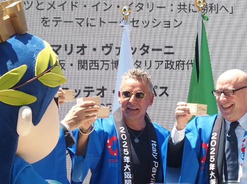 ロベルト・バッジョ氏が万博来場 大興奮のファン前に笑顔で鏡割り