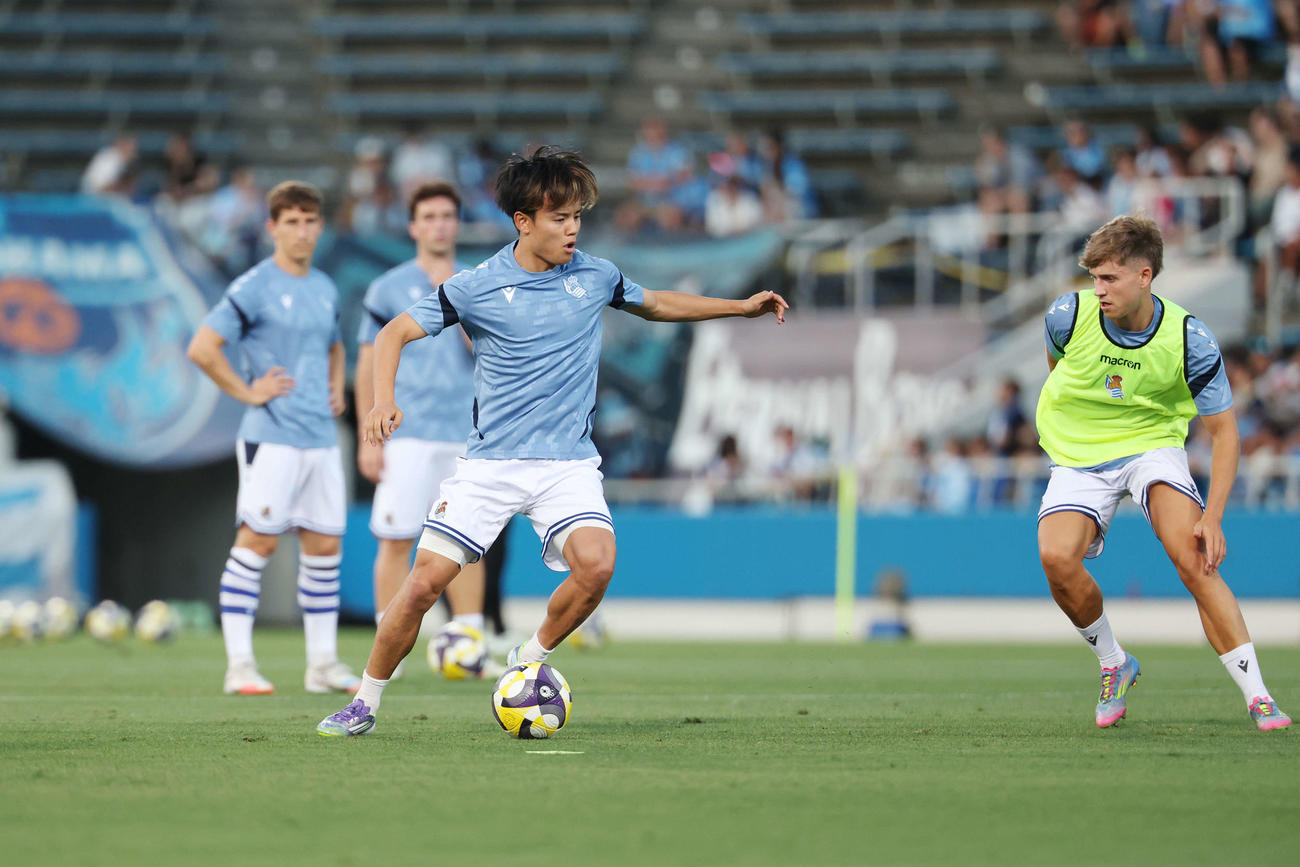 Rソシエダード対横浜FC　試合前、ウオーミングアップするRソシエダード久保（撮影・宮地輝）