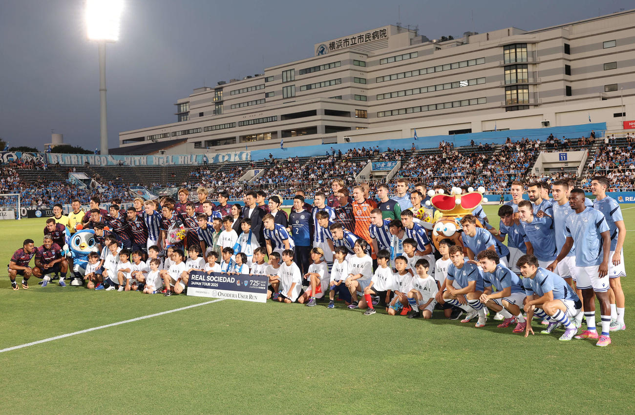Rソシエダード対横浜FC　試合前、記念撮影に納まる両チームの選手たち（撮影・宮地輝）