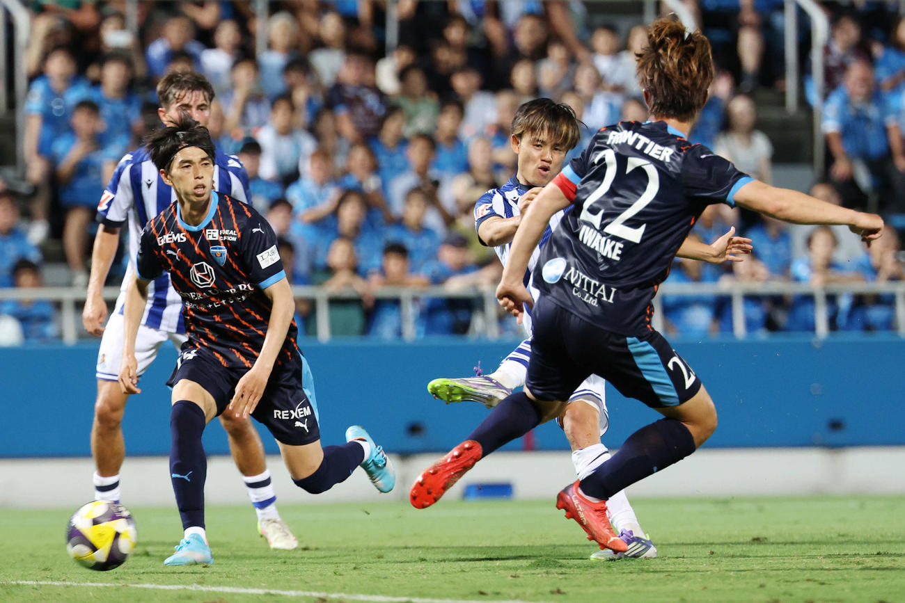 Rソシエダード対横浜FC　前半、シュートを放つRソシエダード久保（撮影・宮地輝）