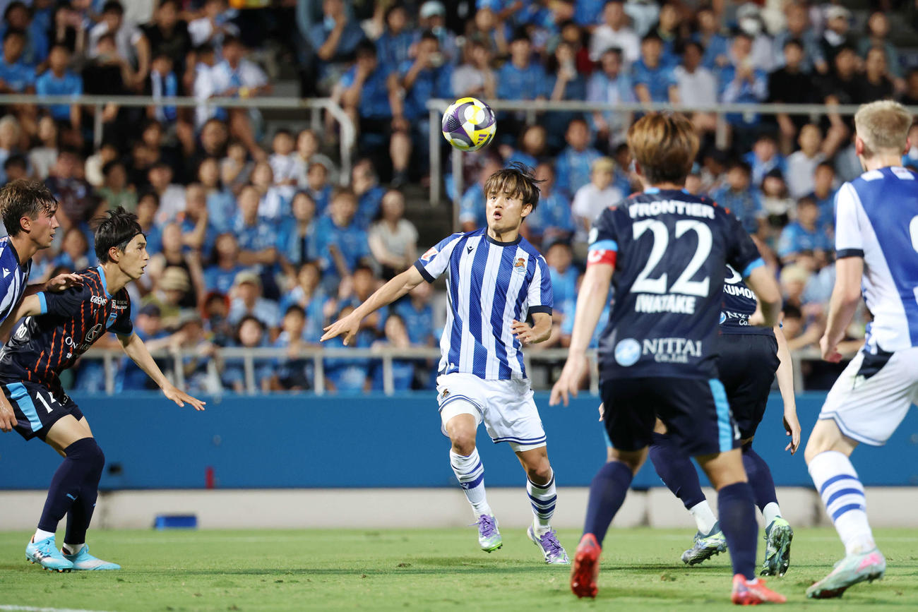 Rソシエダード対横浜FC　前半、ボールをコントロールするRソシエダード久保（撮影・宮地輝）