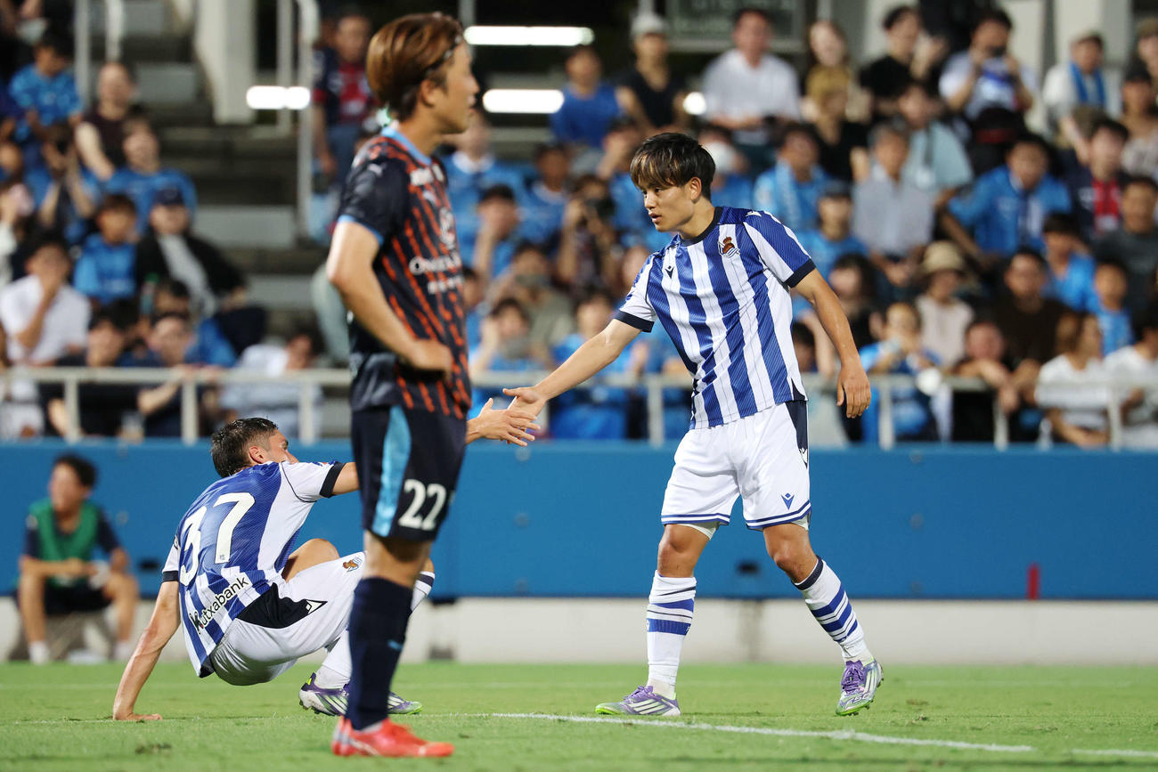 Rソシエダード対横浜FC　前半、PKを獲得したRソシエダードのゴロチャテギ（左）に手を差し伸べる久保（撮影・宮地輝）