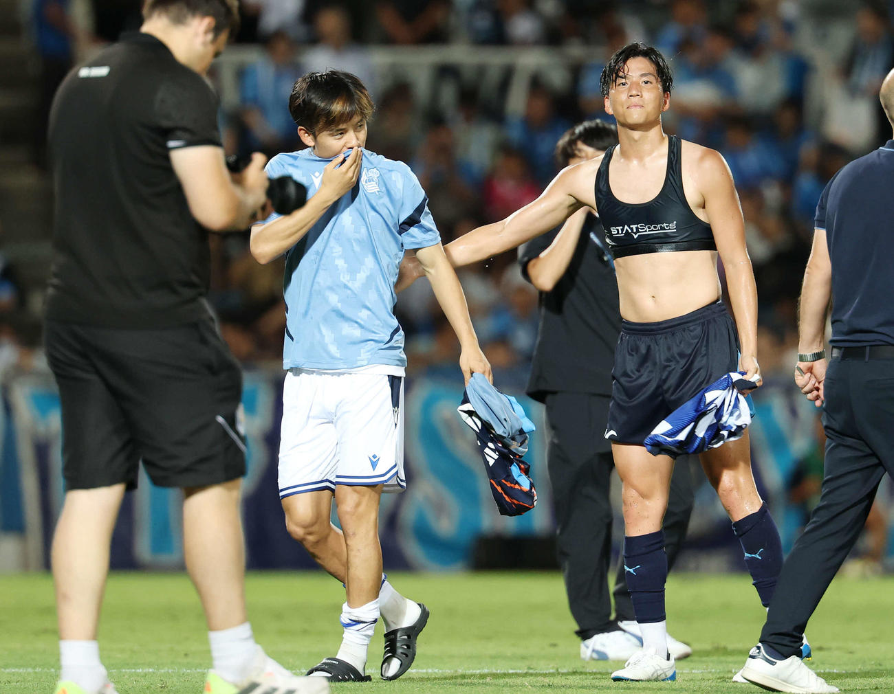 Rソシエダード対横浜FC　試合後、ユニホームを交換したRソシエダード久保（左）と横浜FC山田（撮影・宮地輝）