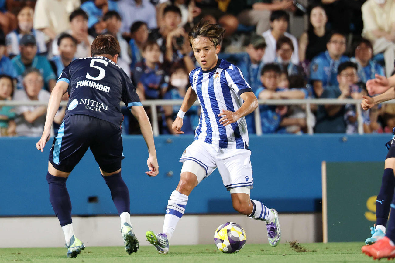 Rソシエダード対横浜FC　前半、ドリブルするRソシエダード久保（撮影・宮地輝）