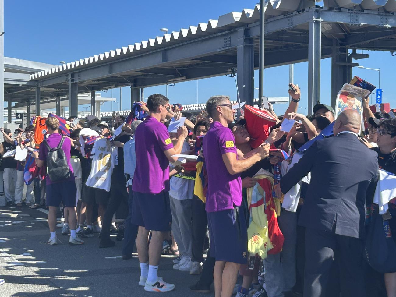 26日朝に関西国際空港に到着したファンサービスに応じるバルセロナの選手たち（C）VISSEL KOBE