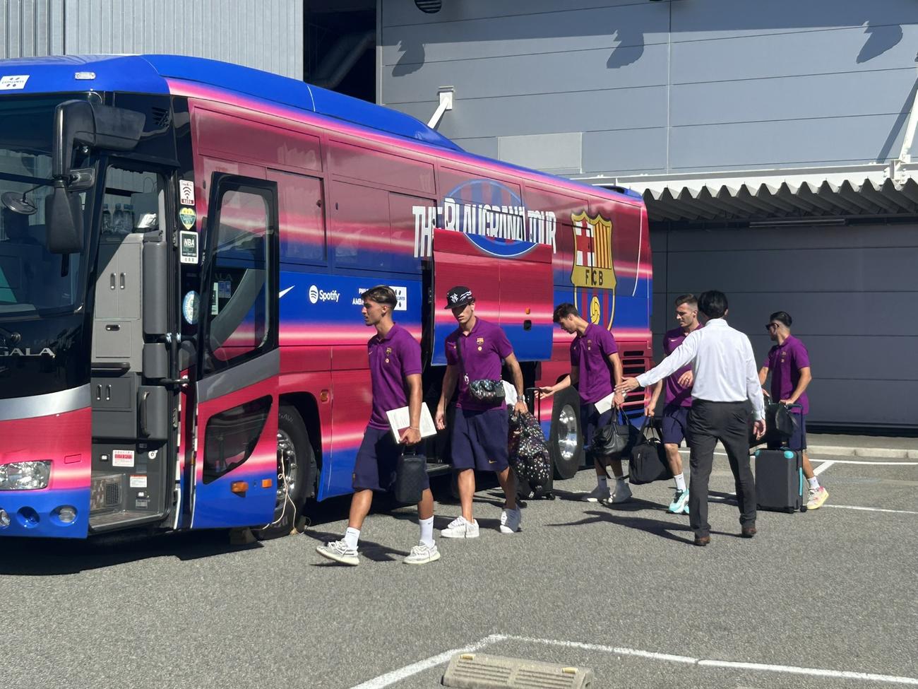 26日朝に関西国際空港に到着したバルセロナの選手たち（C）VISSEL KOBE