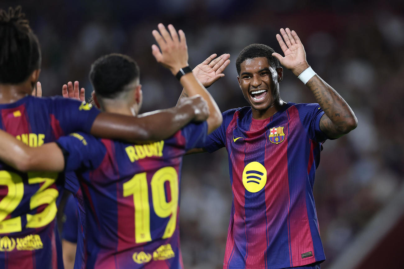 神戸対バルセロナ　後半、バルセロナ・ルーニー（左）がゴールを決め、祝福するラッシュフォード（撮影・前田充）