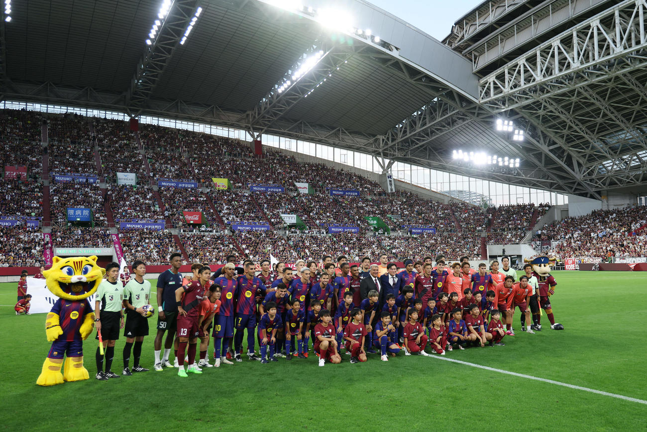 神戸対バルセロナ　試合前、記念撮影に納まる両チームの選手たち（撮影・前田充）