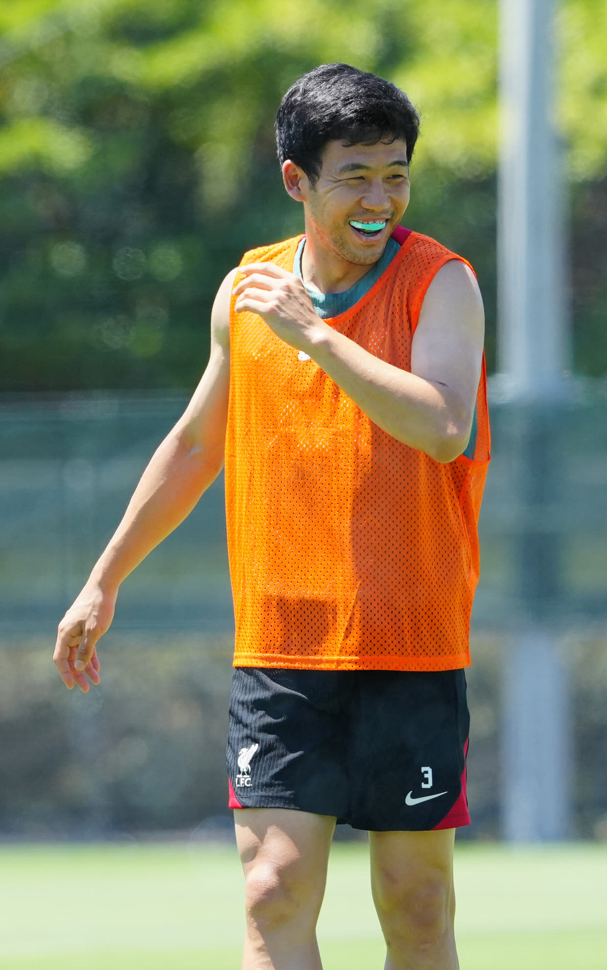 練習中、笑顔を見せるリバプールの遠藤（撮影・江口和貴）