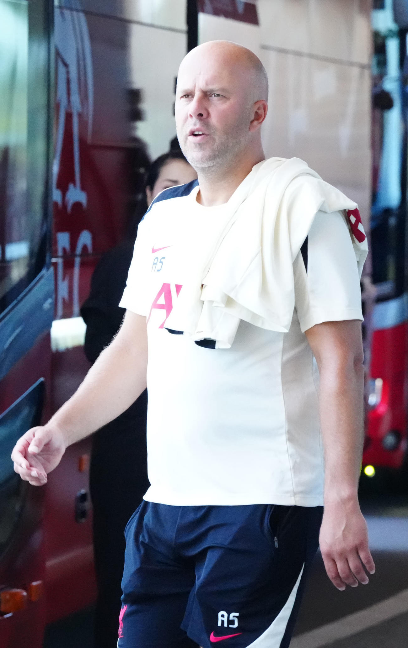 練習後、引き揚げるリバプールのスロット監督（撮影・江口和貴）