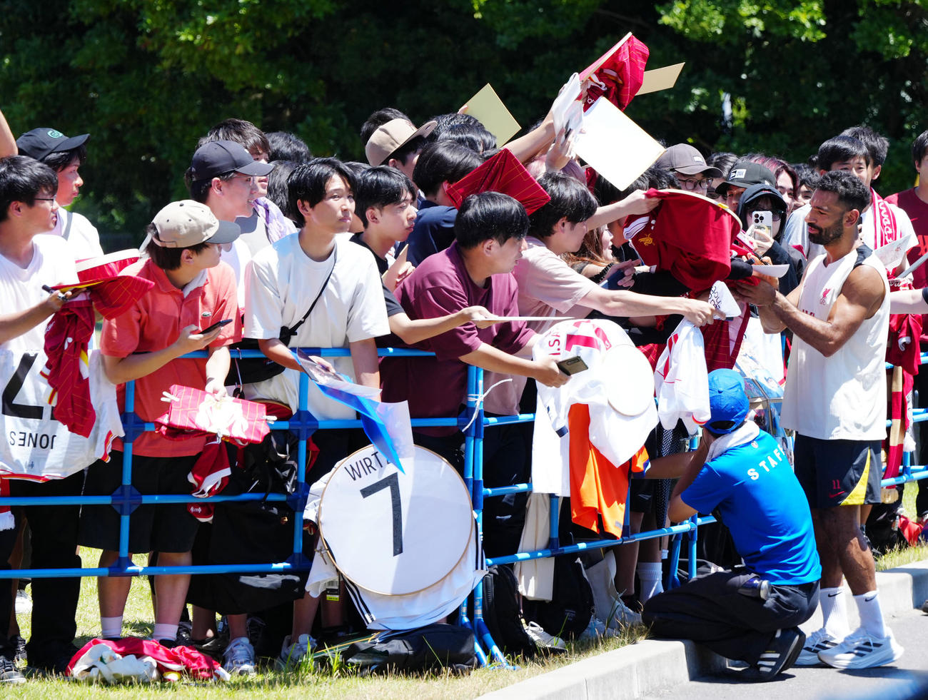 練習後、ファンへのサインに応じるリバプールのサラー（右端）（撮影・江口和貴）