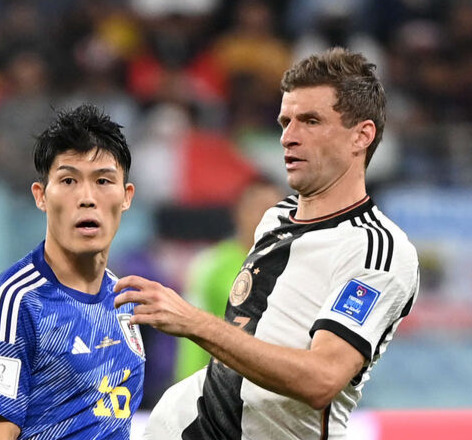 W杯カタール大会　1次リーグE組　日本対ドイツ　トーマス・ミュラーと冨安健洋（2022年11月23日撮影）
