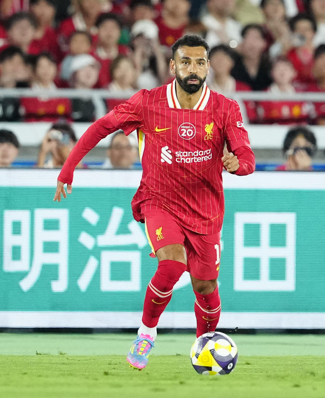 横浜対リバプール　前半、ドリブルするリバプールのサラー（撮影・江口和貴）