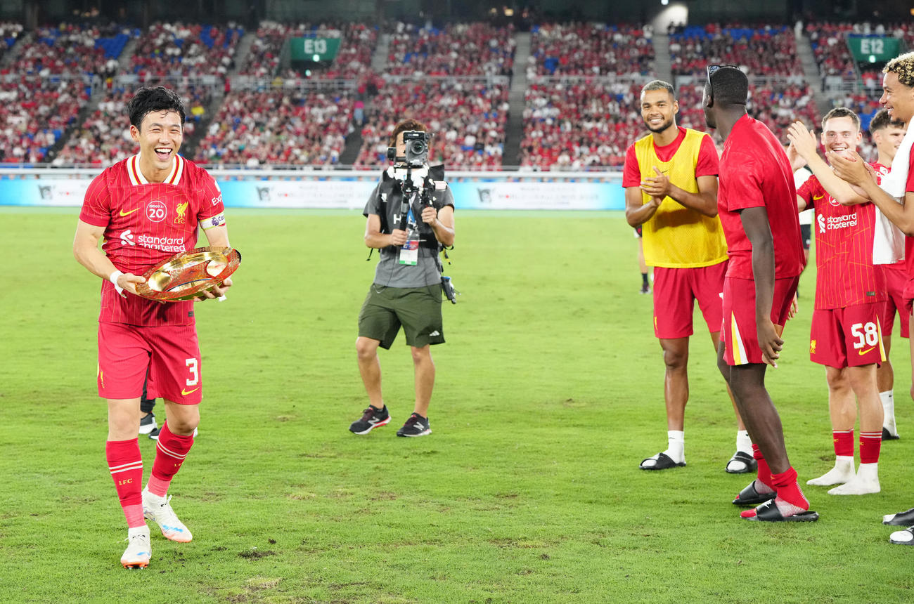 横浜対リバプール　試合後、プレートを掲げ笑顔を見せるリバプール遠藤（左）（撮影・江口和貴）