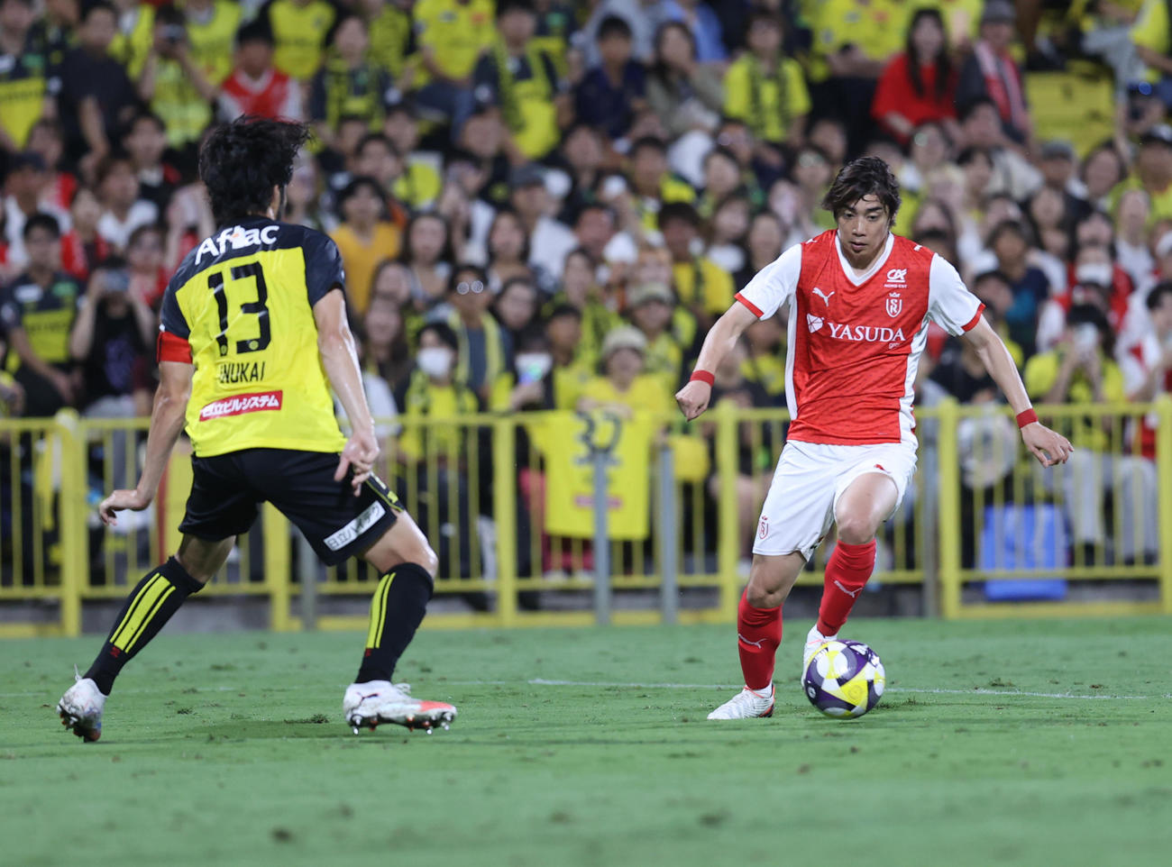 スタッド・ランス対柏　後半、必死に攻め上がるスタッド・ランス伊東（撮影・水谷安孝）
