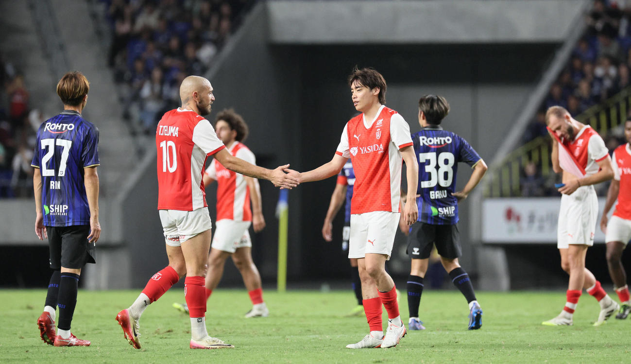 スタッド・ランス対G大阪　勝利を祝うスタッド・ランス伊東純也（右）とテディ・テウマら（撮影・宮崎幸一)