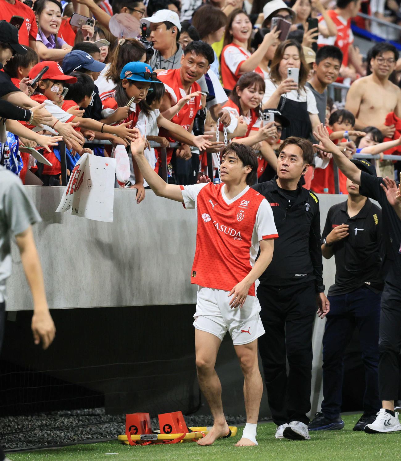 スタッド・ランス対G大阪　試合後、ファンとタッチするスタッド・ランス伊東純也（撮影・宮崎幸一)