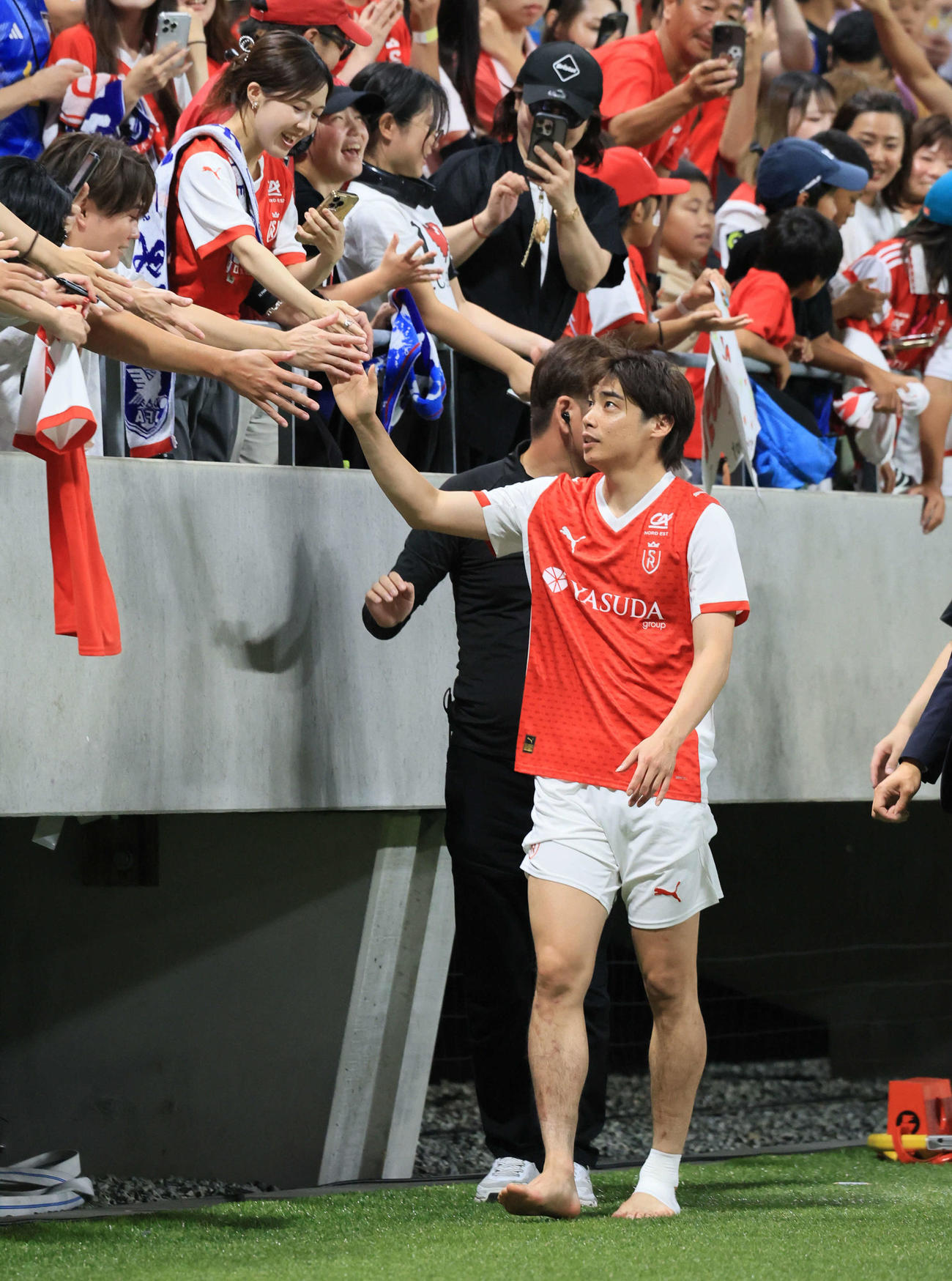 スタッド・ランス対G大阪　試合後、ファンとタッチするスタッド・ランス伊東純也（撮影・宮崎幸一)