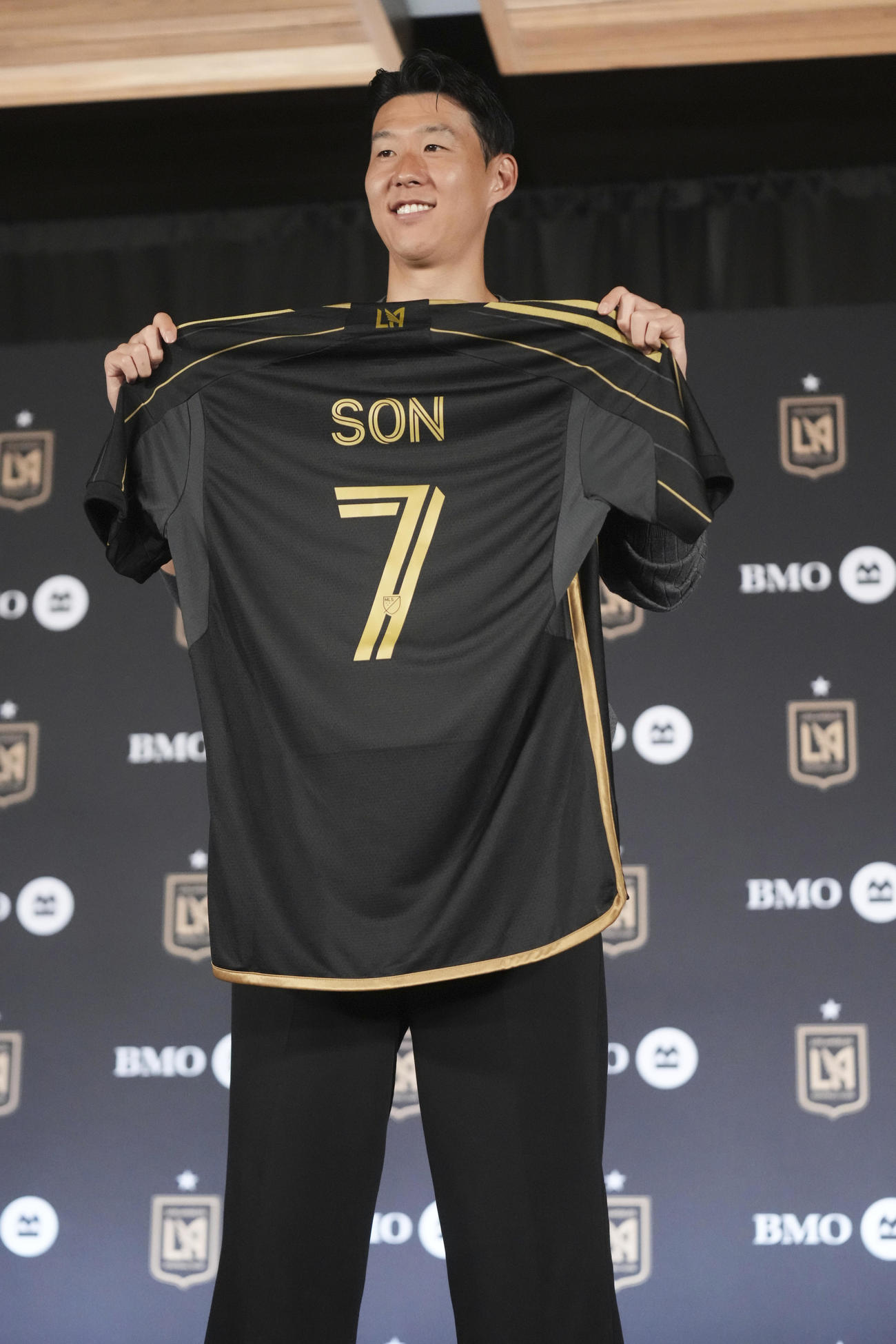 MLSのロサンゼルスFCへ移籍が決まり、記者会見を行う孫興民（AP）